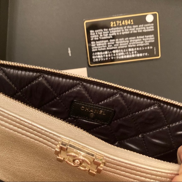 Chanel
Bicolor Boy O Case Clutch Metallic Goatskin and Calfskin Medium - Picture 6 of 7